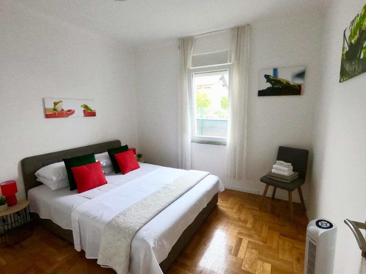 Sunny Apartment By The Beach Kaštel Štafilić Exterior foto